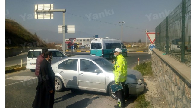 Virajı alamadı, orta refüjü aşıp istinat duvarına çarptı: 1 yaralı