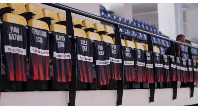 Cinayete kurban giden kadınların isimleri tribünlerde