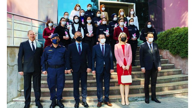 Kadın emniyet ve jandarma personellerine çiçek jesti