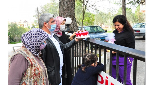 Koronavirüs savaşçısı hemşireye ailesinden sürpriz doğum günü kutlaması