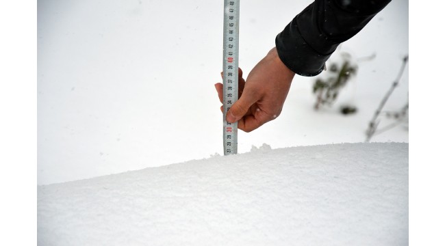Manisa'nın yüksek kesimlerinde kar yağışı devam ediyor