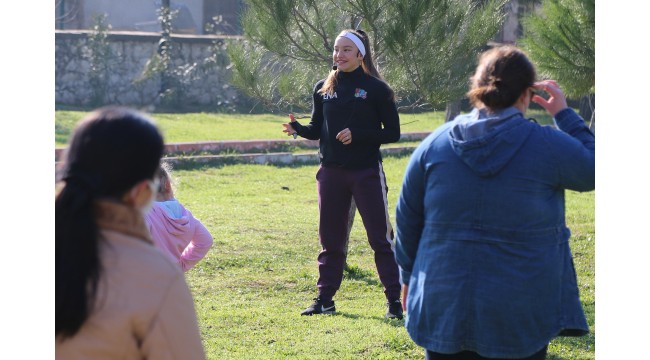 Milli cimnastikçi Ayşe Begüm Onbaşı, Kadınlar Günü'nde kadınlara sabah sporu yaptırdı