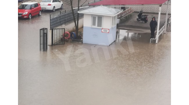 Okul girişi göle dönünce, öğrenciler okula belediye aracıyla girebildi
