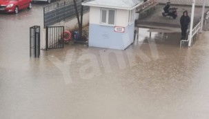 Okul girişi göle dönünce, öğrenciler okula belediye aracıyla girebildi