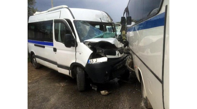 İşçi servis minibüsleri çarpıştı: 10 yaralı