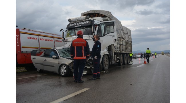 Soma'da refüjü aşıp karşı şeride geçen otomobil, kamyonla çarpıştı: 4 ölü