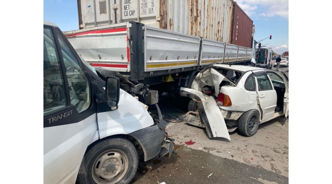 3 aracın karıştığı zincirleme trafik kazasında 2 kişi yaralandı