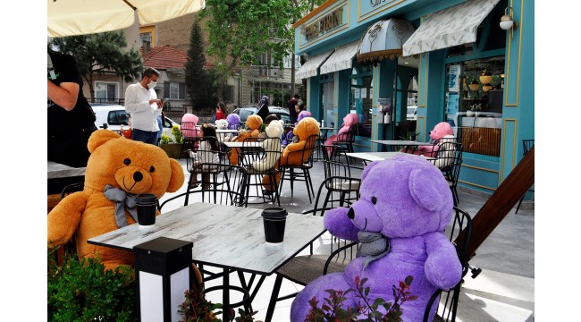 Boş kalan sandalyelere ayıcıklar oturdu