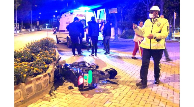 Bulvarda otomobille motosiklet çarpıştı: 1 yaralı