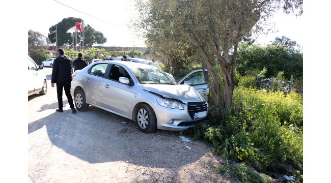 Kovalamaca sonrası ağaca çarparak duran otomobilde uyuşturucu ele geçirildi