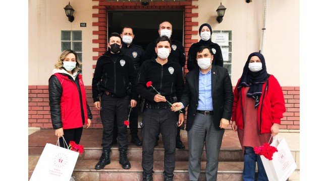 Şehit Tolga Artuğ Gençlik Merkezinden polislere karanfilli kutlama