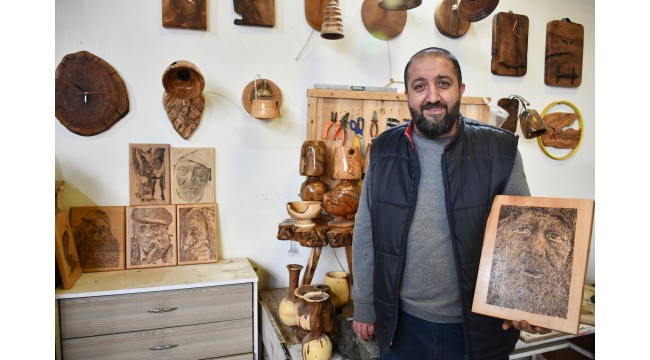 Tek koluyla atık malzemeleri sanata dönüştürüyor