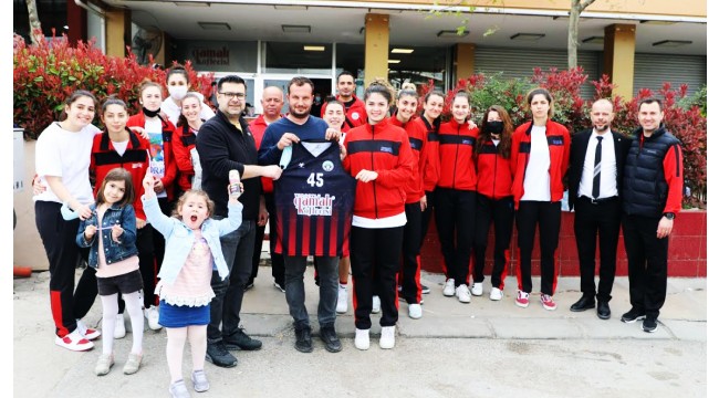 Turgutlu Belediyespor Kadın Basketbol Takımından Gamalı Köftecisine teşekkür ziyareti