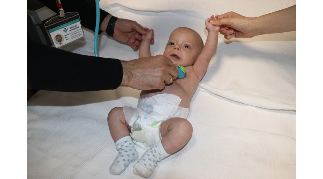 Turgutlulu çiftin 860 gram dünyaya gelen bebeği, 7 ayda hayata tutundu