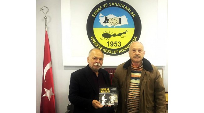 Yazar Bökü’den Esnaf Kefalet Başkanı Coşkun’a ‘Kaybolan Meslekler’ kitabı hediyesi