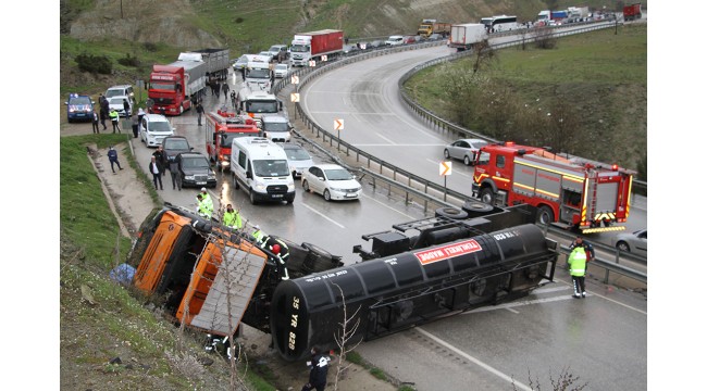 Zift yüklü tanker devrildi: 1 ölü, 1 yaralı