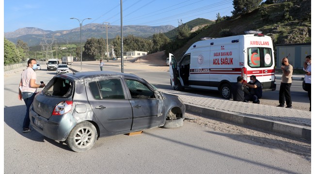 Devrilen otomobildeki 5 kişi yaralandı