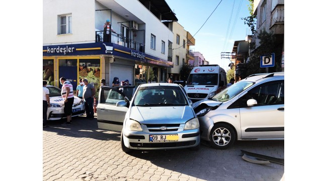 Hafif ticari araç ile otomobil çarpıştı: 2 yaralı