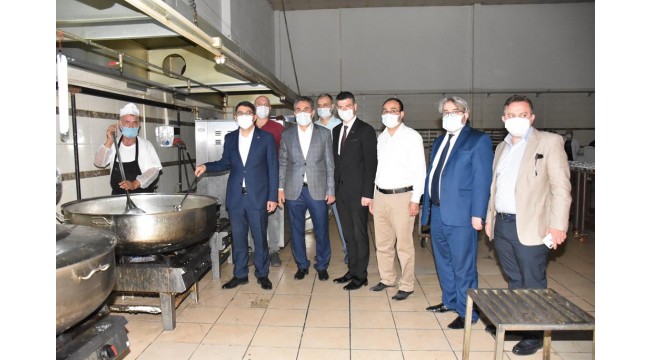 Manisa'da tam kapanma sürecinde her gün bin aileye sıcak yemek ulaştırılıyor