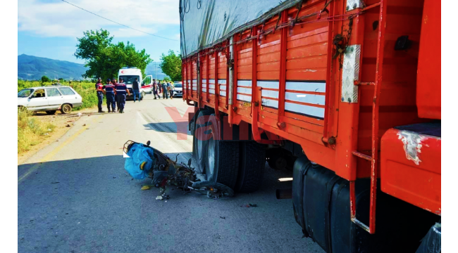 Motosiklet ile kamyon çarpıştı: 1’i ağır 2 yaralı