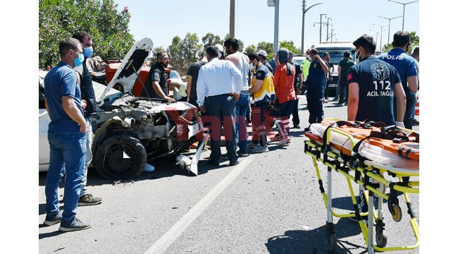 Otomobilin çarptığı traktörün römorkundaki yolcu hayatını kaybetti