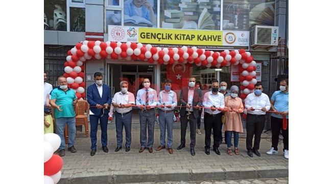Bu kahvede her şeyin ücreti ‘Kitap okumak’