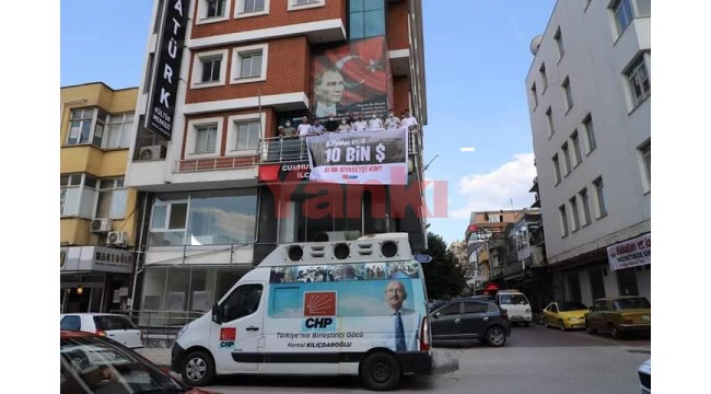 CHP’den ‘Mafyadan aylık 10 bin dolar alan siyasetçi kim?’ Pankartı