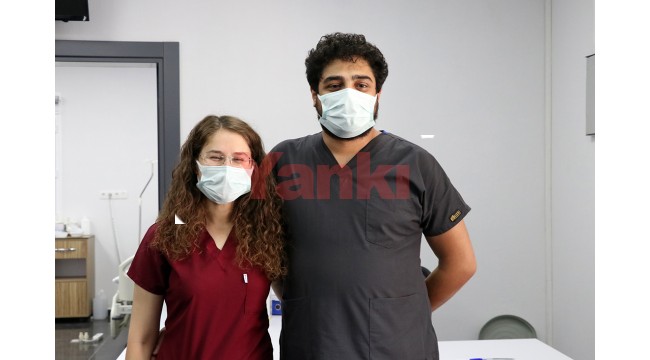 Doktor, izinli gününde Kovid-19 aşılaması yapan hemşire eşine yardım etti