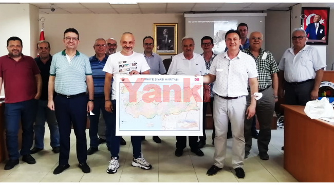 Gazeteci Uyar, Türkiye tuğlası için topladığı toprakları TUKSAD’a teslim etti