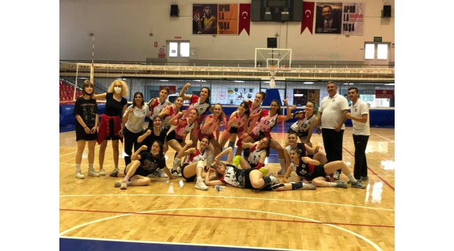 Kadın Voleybol Takımı Galibiyetle Başladı