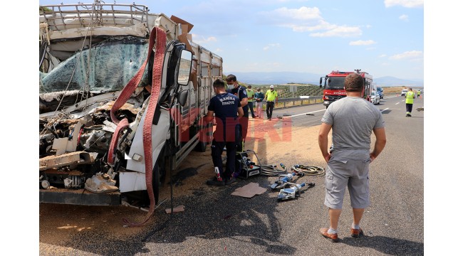 Kamyonet, kamyona arkadan çarptı: 1 ölü, 1 yaralı