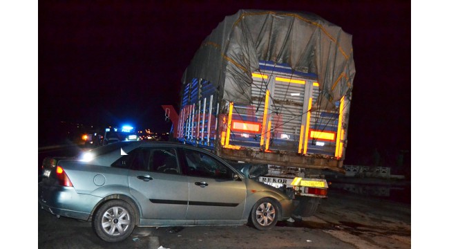 Kontrolden çıkarak iki araca çarpan otomobildeki 5 kişi yaralandı