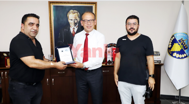 Manisa ÇGD’den Başkan Akın’a plaket
