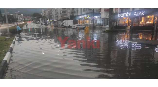 Manisa'da sağanak ve fırtına hayatı olumsuz etkiledi