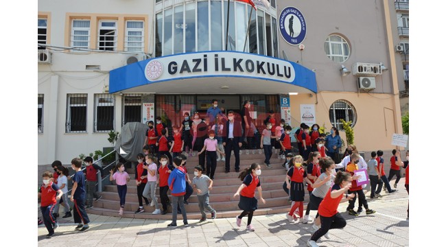  Manisalı minikler okula böyle koştu 