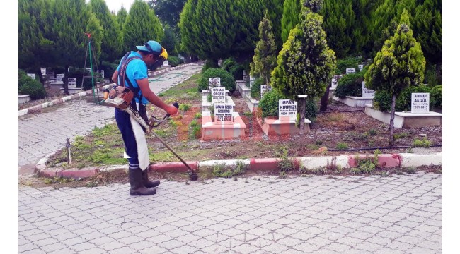 Mezarlıklarda 'Bayram Temizliği' hassasiyetle sürdürülüyor