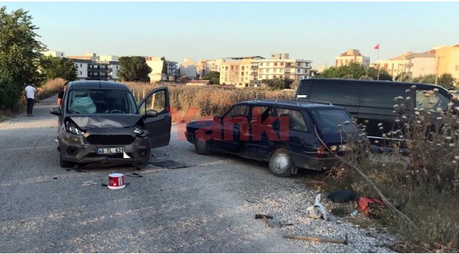 Otomobil ile hafif ticari araç çarpıştı: 4'ü çocuk, 8 yaralı
