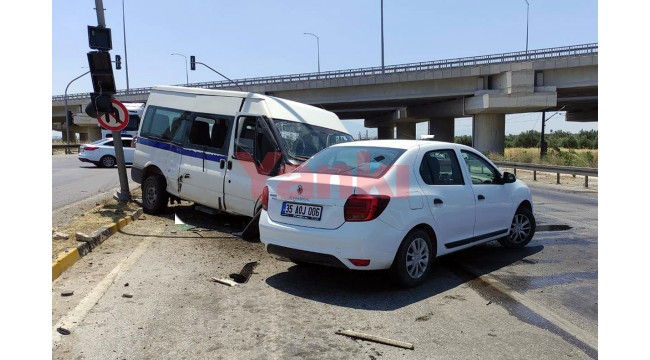 3 araca çarpan minibüsteki 15 kişi yaralandı