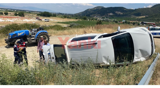 Akçapınar'da hafif ticari araç yolun kenarına devrildi: 2 yaralı