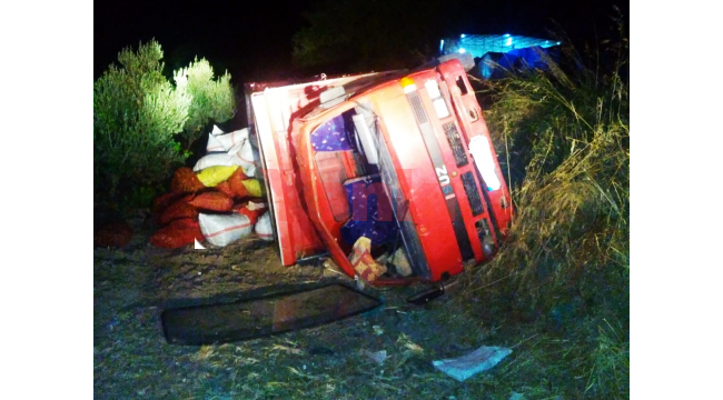 Kamyonet geri manevra yaparken devrildi: 4 yaralı