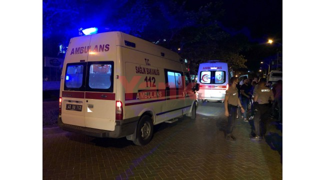 Kamyonetle çarpışan motosiklet park halindeki otomobile çarptı: 2 yaralı