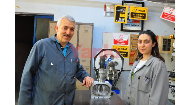 Kızını teşvik etmek ve öğrencilerine örnek olmak için yüksek lisans yaptı