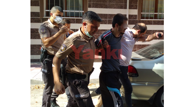 Polise teslim olmak istemeyen şüpheli, evindeki eşyaları ateşe verdi
