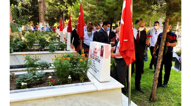 Şehit mezarlarına karanfil bırakıldı