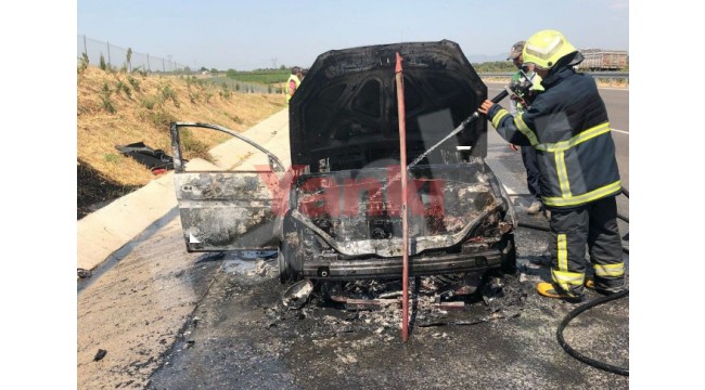 Seyir halindeki otomobil alev alarak yandı