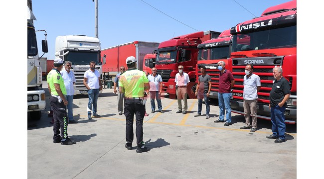 Trafik polisleri, sürücülere trafik kazalarıyla ilgili broşür dağıttı