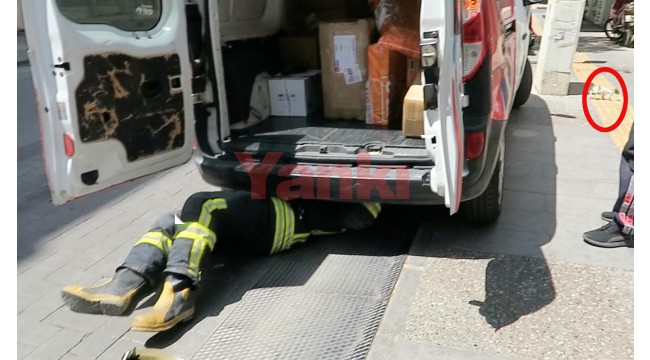 Araçta sıkışan yavru kediyi itfaiye kurtardı