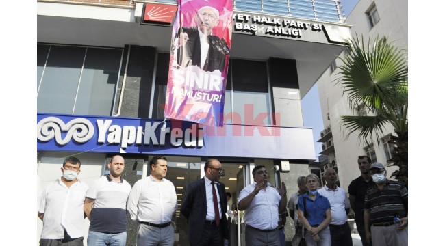 CHP İlçe Başkanlığı binasına 'sınır namustur' pankartı asıldı