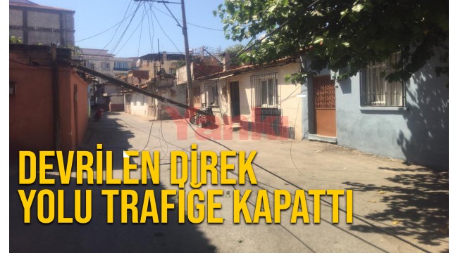 Devrilen direk yolu trafiğe kapattı