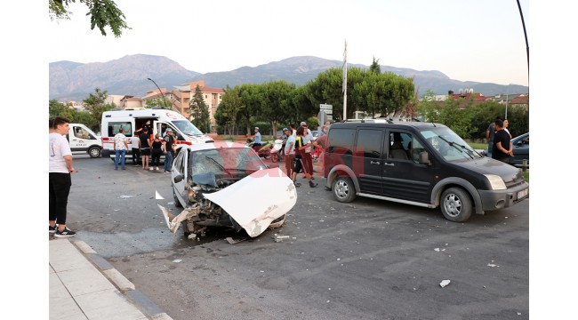 Hafif ticari araçla çarpışan otomobilin sürücüsü yaralandı